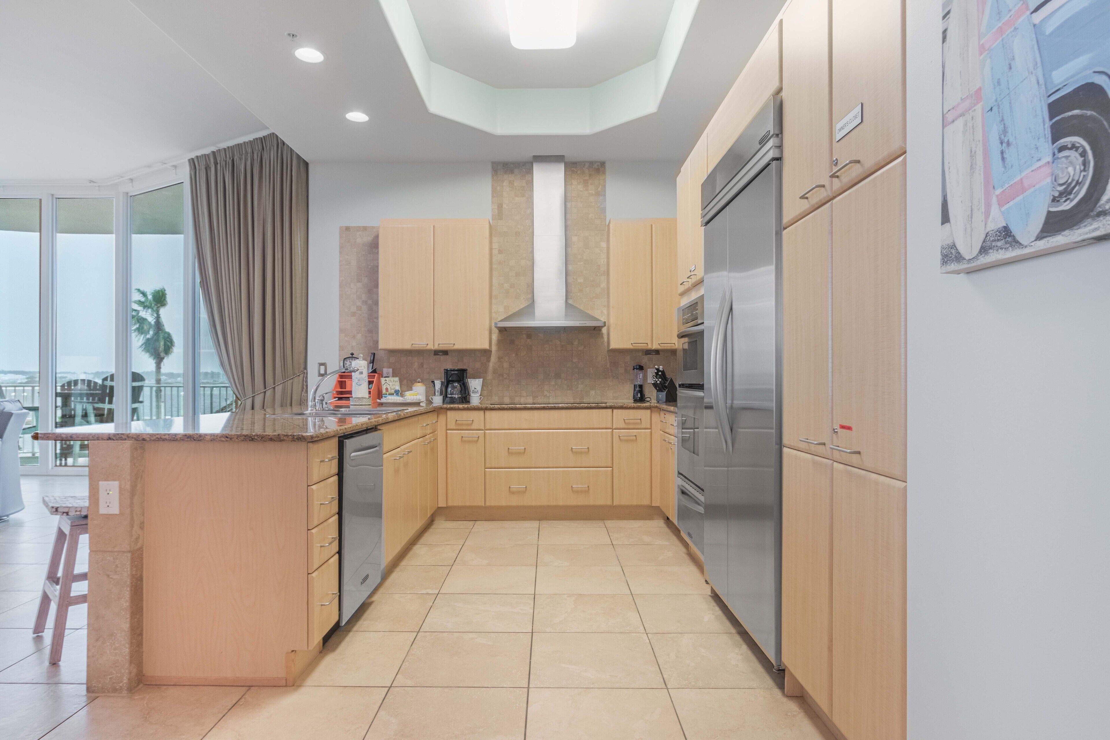 Modern Three Bedroom with Balcony Bay View. Complimentary Boat Slip!