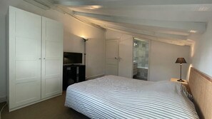 3 makuuhuonetta, silitysrauta/-lauta, vauvan matkasänky, Wi-Fi