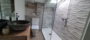 Baignoire, séchoir à cheveux, serviettes fournies