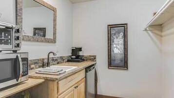 Frigorífico, microondas, horno y cafetera o tetera