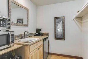 ثلاجة، ميكروويف، فرن، ماكينة لصنع القهوة/الشاي