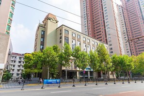 View from property - Ji Hotel Shanghai Xintiandi Xizang South Road (Shanghai)