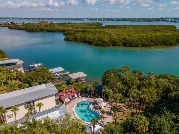 A heated pool - Vacay on the Beach ! (Englewood)