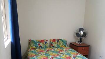 2 habitaciones, tabla de planchar con plancha y cuna de viaje