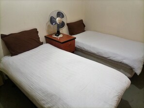 2 habitaciones, tabla de planchar con plancha y cuna de viaje 