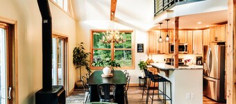 Lakeview☀️Near Stowe🥾4 Bedroom👨‍👩‍👧‍👦Hot Tub🥂Mountain View🏔Canoe🛶Game Room🎱Swimming🏊‍♀️