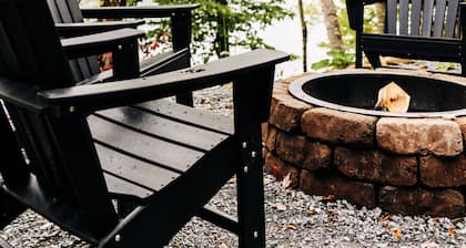 Lakeview☀️Near Stowe🥾4 Bedroom👨👩👧👦Hot Tub🥂Mountain View🏔Canoe🛶Game Room🎱Swimming🏊♀️