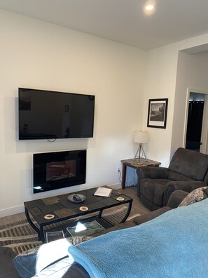 TV, fireplace