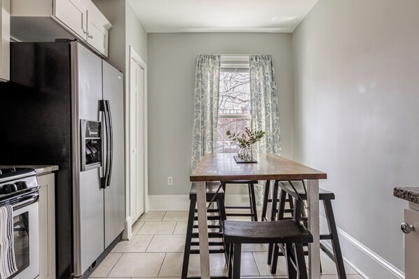 Fridge, microwave, oven, stovetop - Right Near Convention Center and Train Station (Boston)