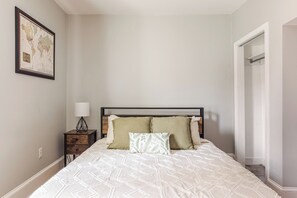 2 soverom, skrivebord, strykejern/-brett og wi-fi (inkludert)