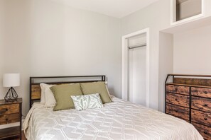 2 bedrooms, desk, iron/ironing board, free WiFi - Right Near Convention Center and Train Station (Boston)