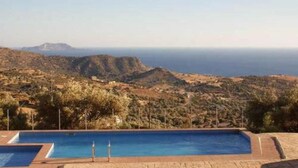 A pool with a view of the sea and hills. - Paterakis Big Studio in Triopetra (Agios Vasileios)