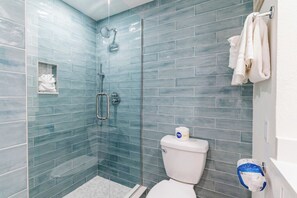 Een douche, een haardroger, handdoeken