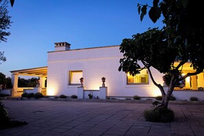 A white building with a covered patio area, a small window, and a door. - Masseria Ferarelli Trepizzi (Diso)