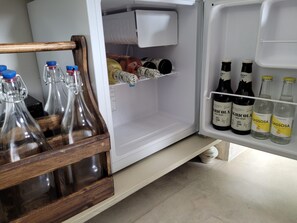A refrigerator with bottles of Grucola and Cassosa on the door shelves. - Masseria Ferarelli Trepizzi (Diso)