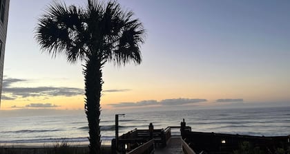 Deluxe 1 BR Ocean Front , King Bed, ELEVATOR, Pool, LINENS & Screened Porch
