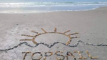 Plage, chaises longues, serviettes de plage