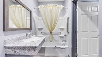 Een bad, gratis toiletartikelen, een haardroger, handdoeken
