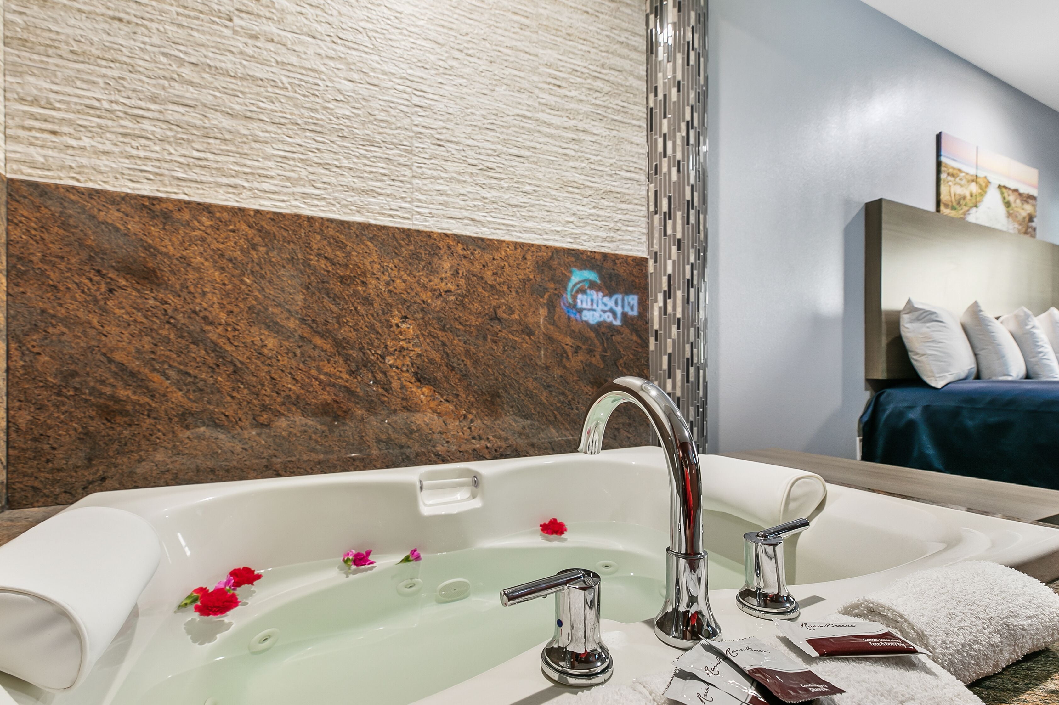 Ein modernes Badezimmer mit einer großen Badewanne, einem Spiegel und einer Holzvertäfelung.