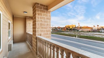 King Kitchenette Suite with Private Balcony | ํ
๋ผ์ค/ํํฐ์ค