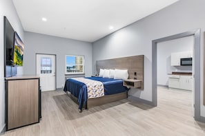 King Kitchenette Suite with Private Balcony | 高档床上用品、羽绒被、加厚床垫、特色装修