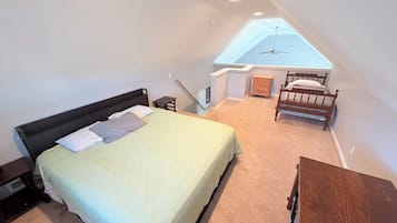 3 habitaciones, escritorio y tabla de planchar con plancha