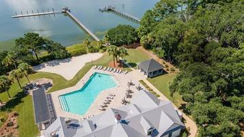 Alberca al aire libre y alberca climatizada