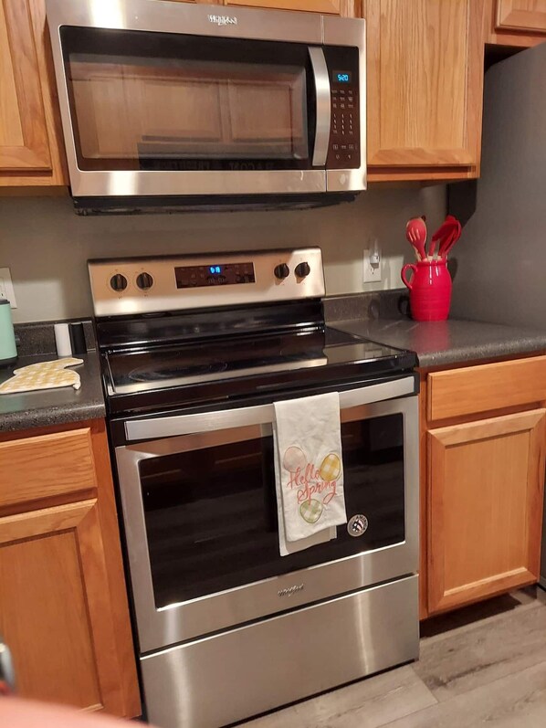 Refrigerador, microondas, horno y parrilla de estufa 