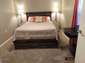 3 多间卧室、办公桌、免费 WiFi、床单