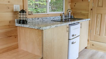 Refrigerador, placa de cocina, utensilios de cocina, especias