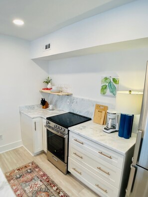 Fridge, oven, stovetop, dishwasher