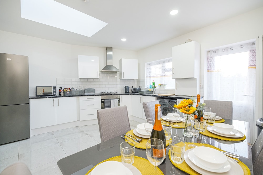 Spacious contractor family groups free parking