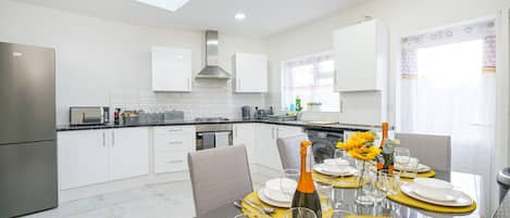 Frigorifero, microonde, forno, macchina per tè/caffè