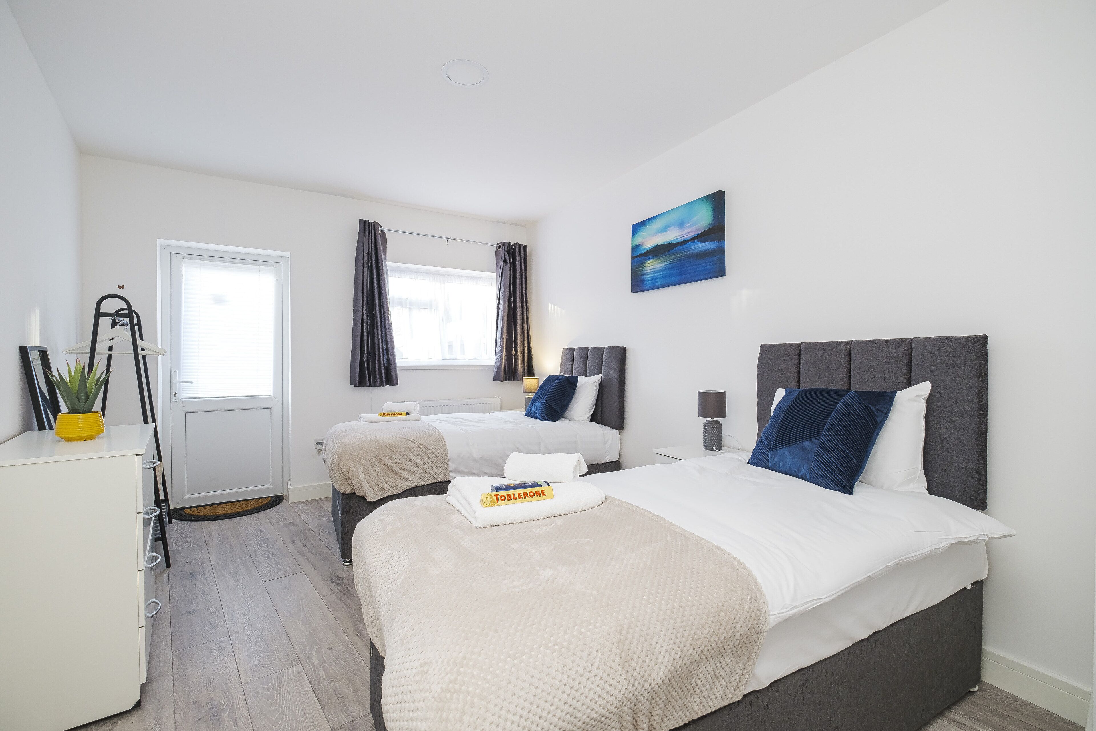 Spacious contractor family groups free parking