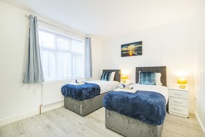 6 bedrooms, iron/ironing board, WiFi, bed sheets - Spacious contractor family groups free parking (Dagenham)