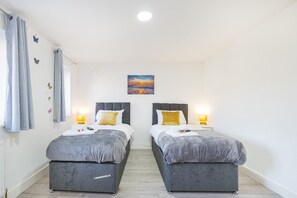 6 bedrooms, iron/ironing board, WiFi, bed sheets - Spacious contractor family groups free parking (Dagenham)