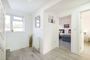 6 habitaciones, tabla de planchar con plancha, wifi y ropa de cama 