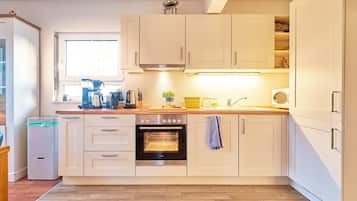 KĂŒhlschrank, Mikrowelle, Ofen, Herdplatte