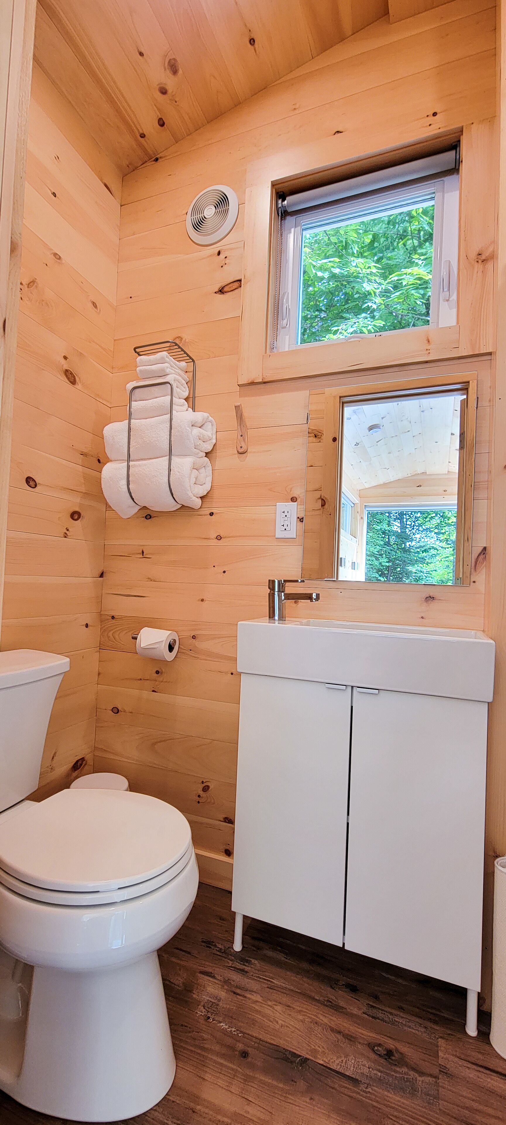 Trailside Stays - Tiny House in the Woods-Escape to Nature. Snow Owl