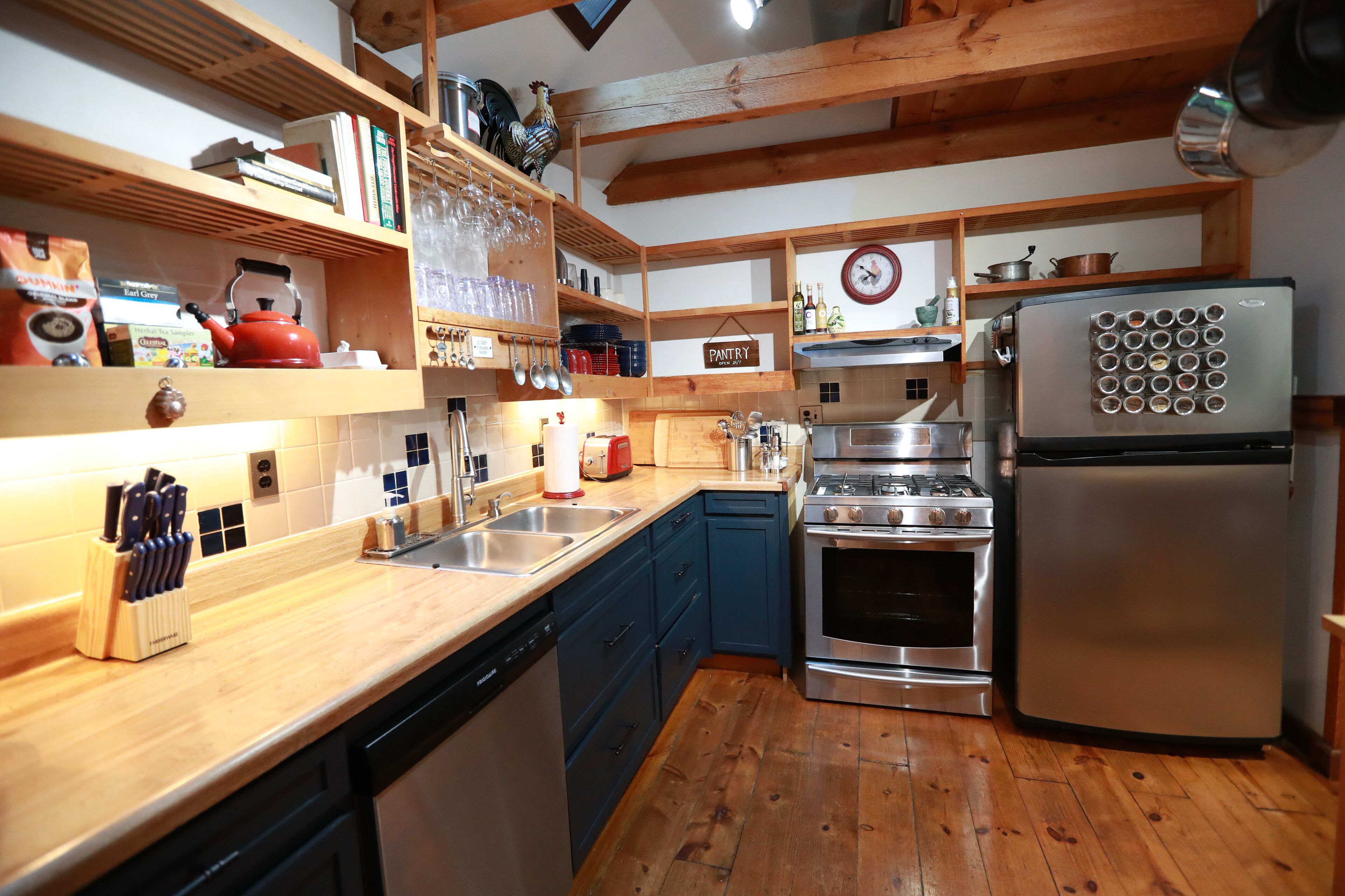 New Lovely Cabin Retreat - 2 minute walk to the Cullasaja river.