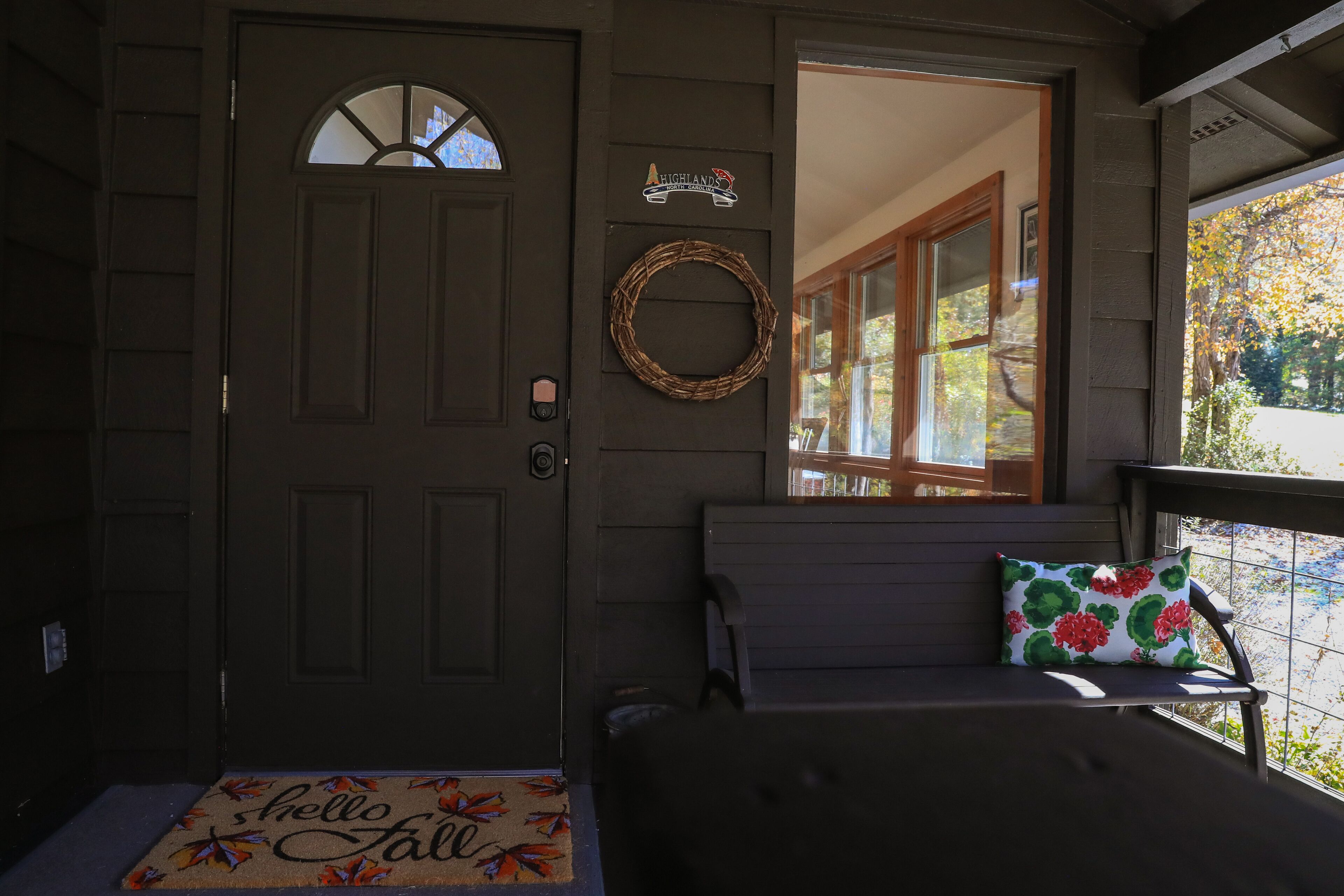 New Lovely Cabin Retreat - 2 minute walk to the Cullasaja river.