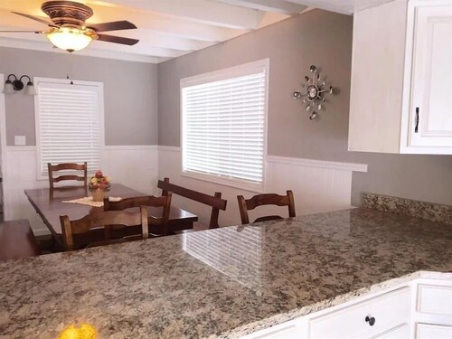 Big Green House 4bdrm - 3 bath with Pool Table