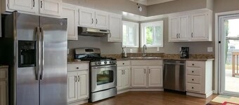 Big Green House 4bdrm - 3 bath with Pool Table