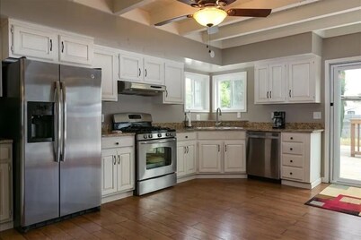 Big Green House 4bdrm - 3 bath with Pool Table