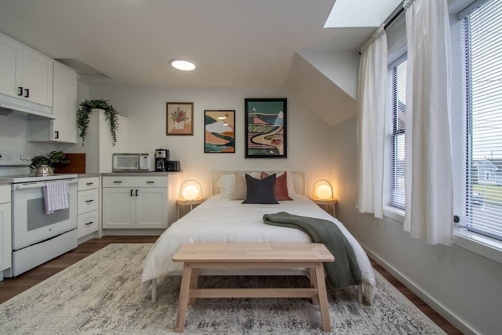 Cozy Modern Studio, Downtown Marysville