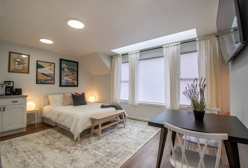 Cozy Modern Studio, Downtown Marysville