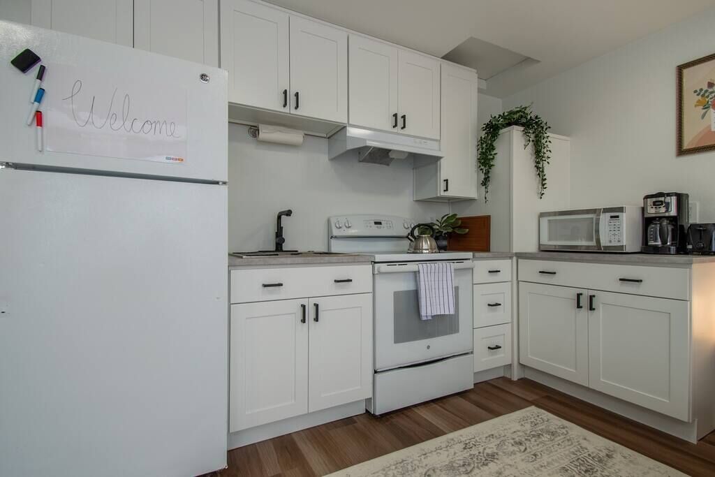 Cozy Modern Studio, Downtown Marysville