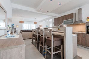 Refrigerador, microondas, horno, lavavajillas