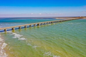 Plage, chaises longues, serviettes de plage