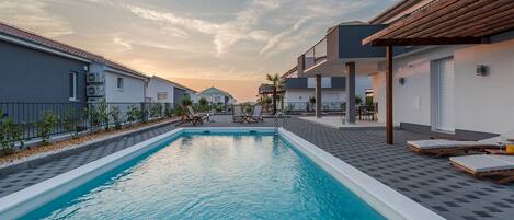 Alberca al aire libre y alberca climatizada